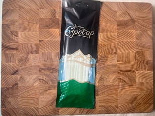 Сурские (ПШЕНИЧНЫЕ) Копченая колбаска (100 гр): Сыр 60 гр ГОРНЫЙ СЫРОВАР (Балыковый)